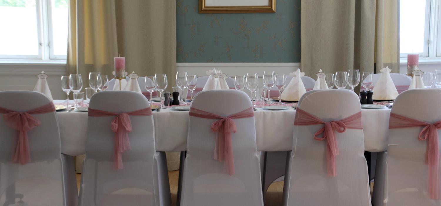 blomster, duk servietter og pådekking