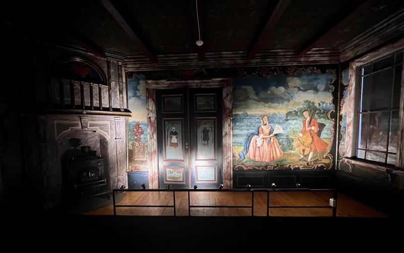 Svakt belyst rom med gamle lerretstapeter