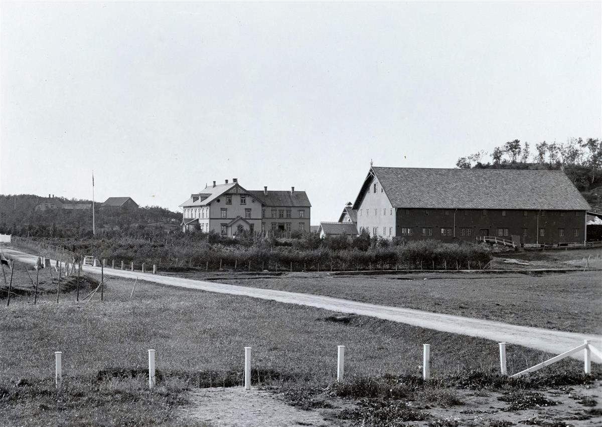 To store bygg med en stor mark. Sort hvit bilde - Klikk for stort bilde