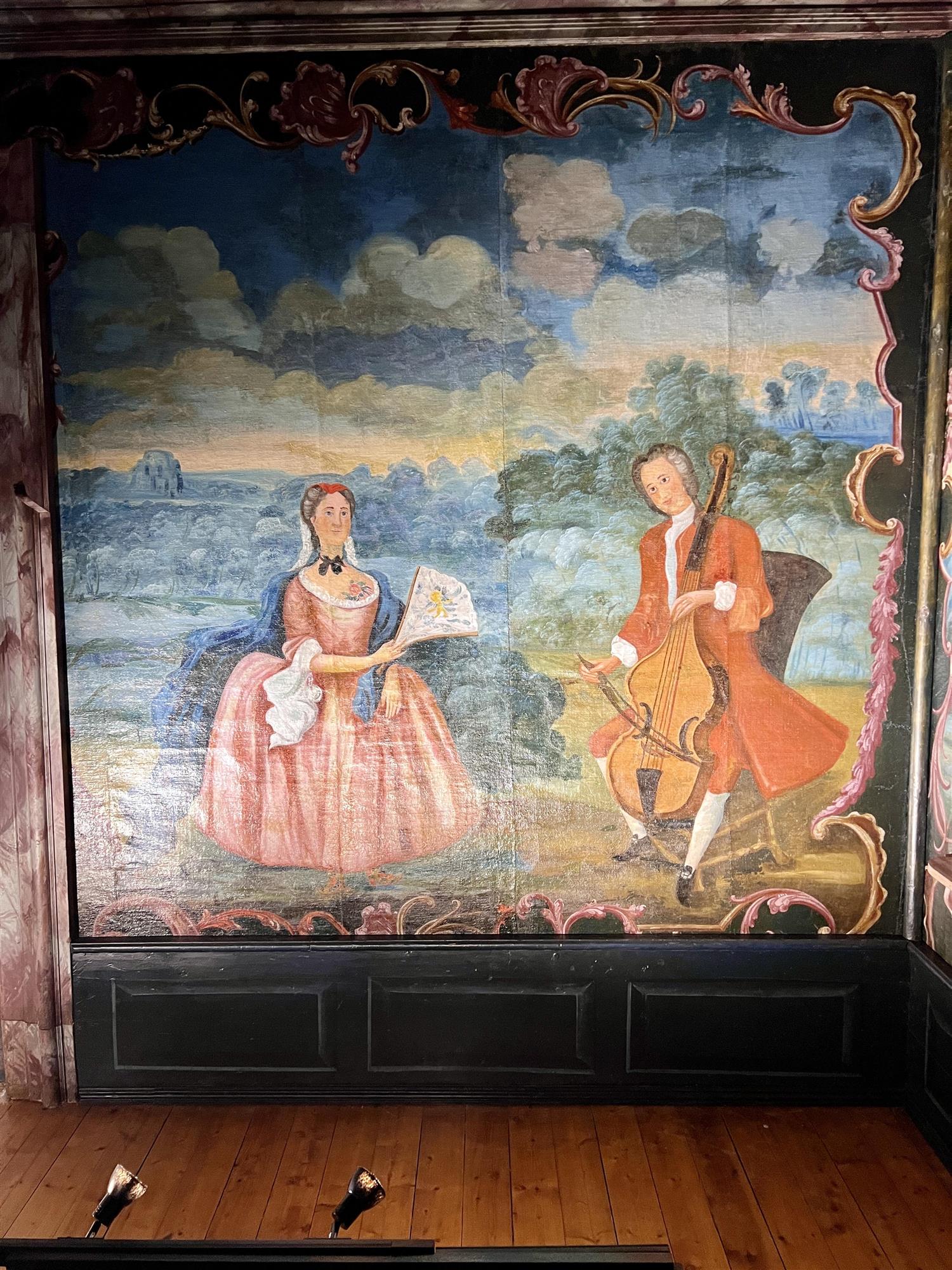 Svakt belyst rom med gamle lerretstapeter